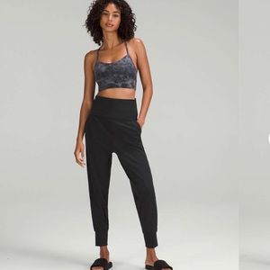 Lululemon Align Super-High-Rise Ribbed-Waist Jogger
Black size 14 inseam 25”